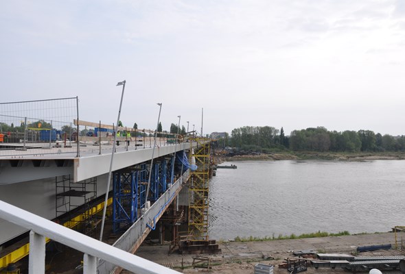 Warszawa: Nowy most Łazienkowski połączył dwa brzegi