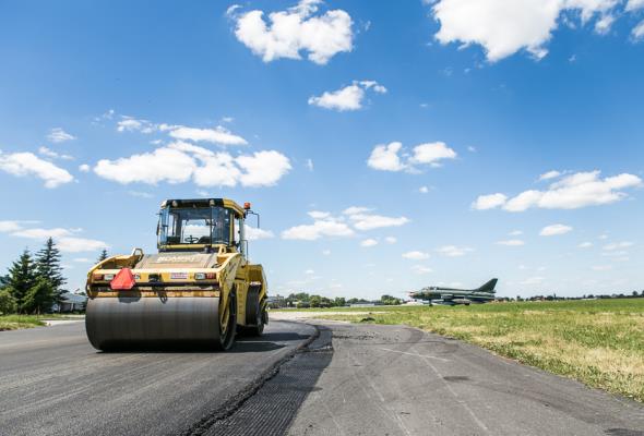 Dęblin: Asfalt z LOTOSU usprawnia drogę Orlętom