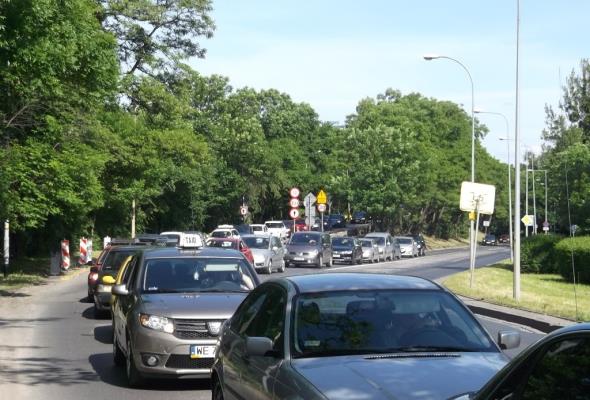 Dojazd do Wrocławia sparaliżowany przez korki. Rozwiązanie to tramwaj i kolej podmiejska