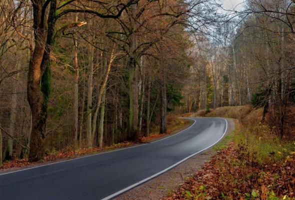 Warmińsko-mazurskie drogi choć wąskie i kręte, to piękne i coraz bezpieczniejsze